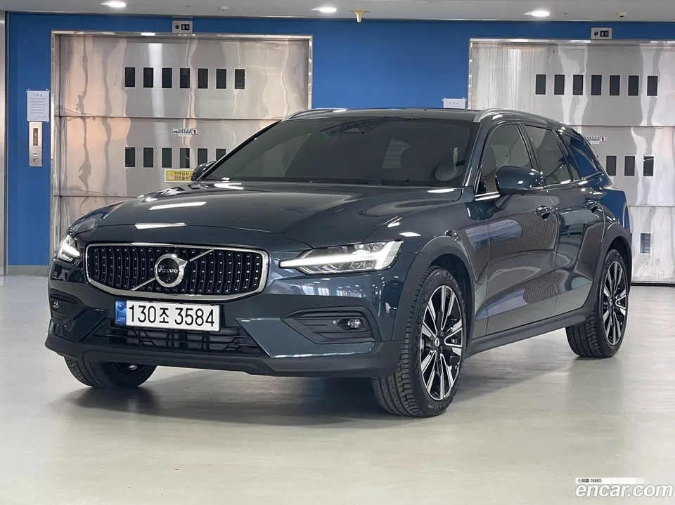 Volvo V60 Cross Country B5 AWD 2024 — photo 1, buy with delivery to Moscow