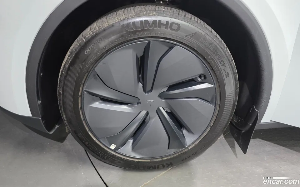 Tesla Model Y RWD 2025 — thumbnail 5