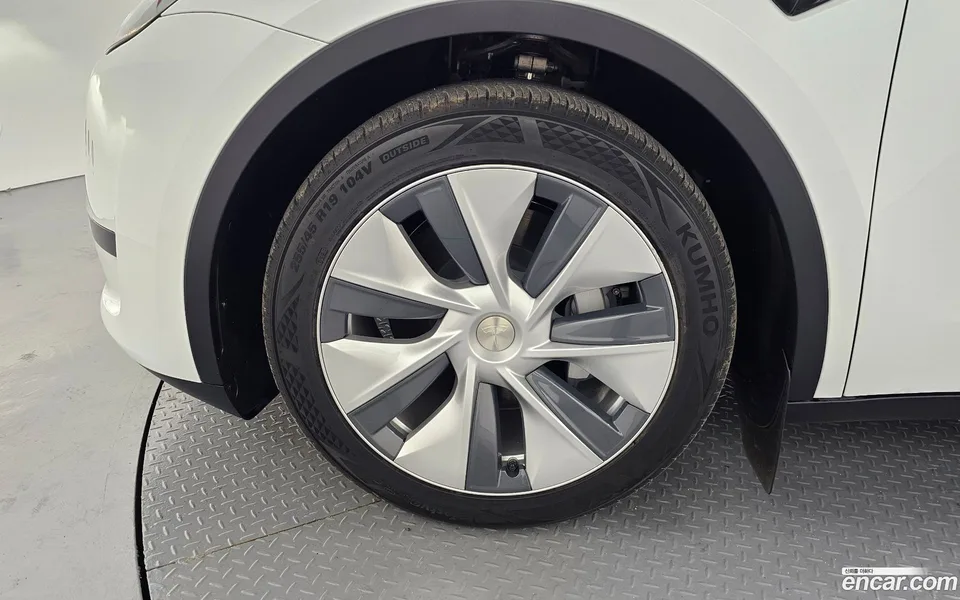 Tesla Model Y RWD 2024 — thumbnail 5