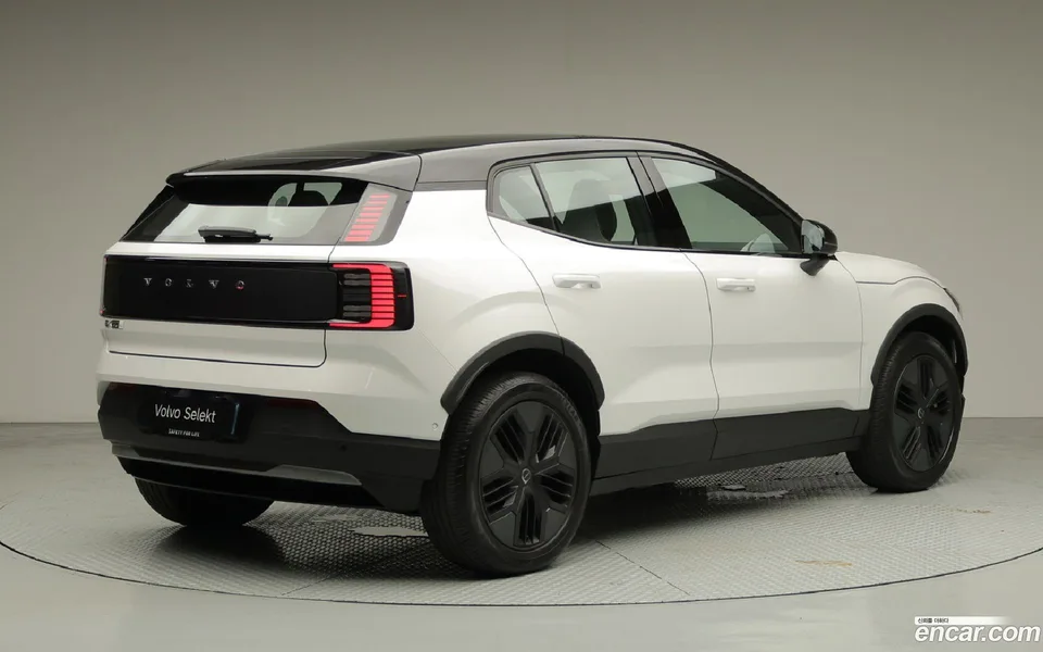 Volvo EX30 Cross Country 2025 — миниатюра 2