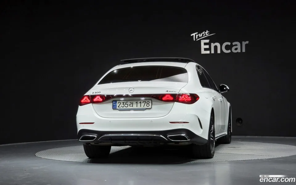 Mercedes-Benz E-Class E300 4MATIC AMG Line 2024 — thumbnail 4