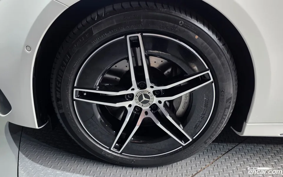 Mercedes-Benz E-Class E300 4MATIC AMG Line 2024 — thumbnail 5