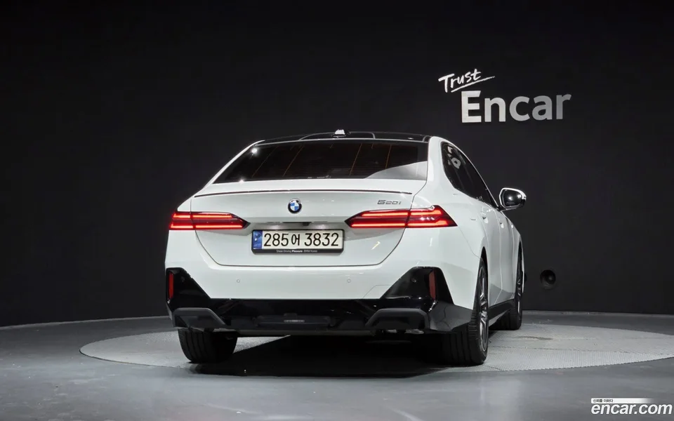BMW 5 Series 520i 2024 — thumbnail 4