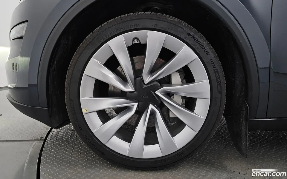 Tesla Model Y AWD 2025 — thumbnail 2