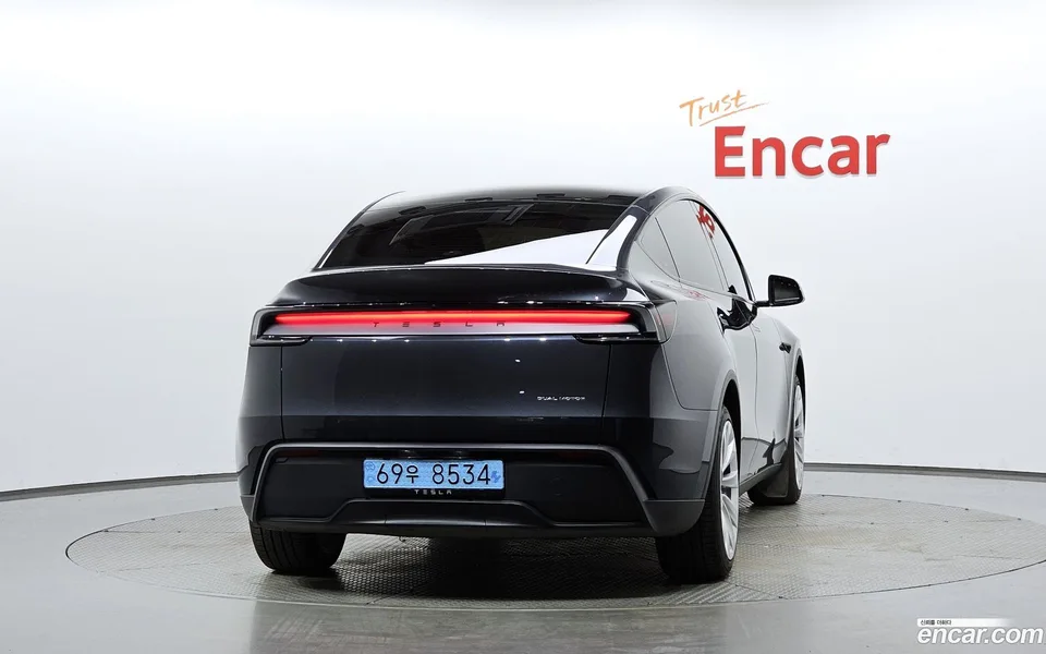 Tesla Model Y AWD 2025 — thumbnail 4