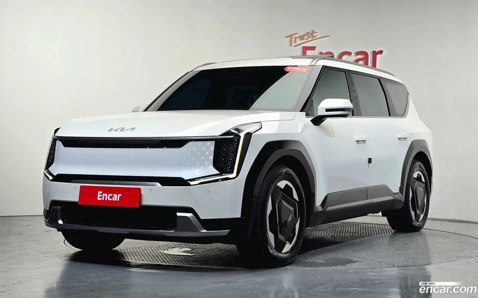 Kia EV9 2WD 2023 — photo 1, buy with delivery to Moscow