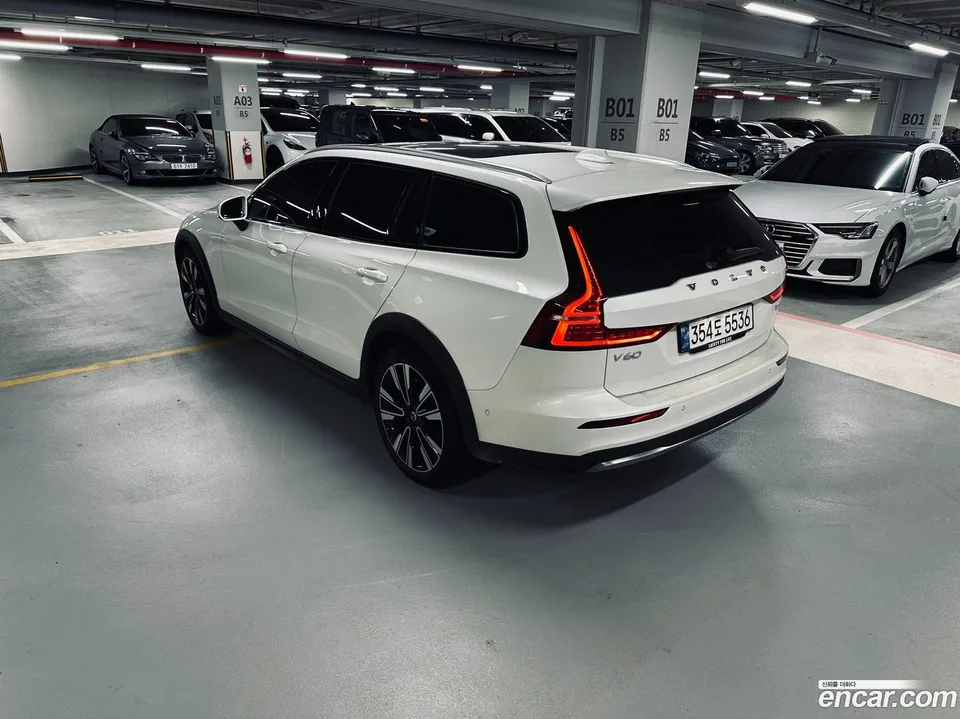 Volvo V60 Cross Country B5 AWD 2024 — thumbnail 3