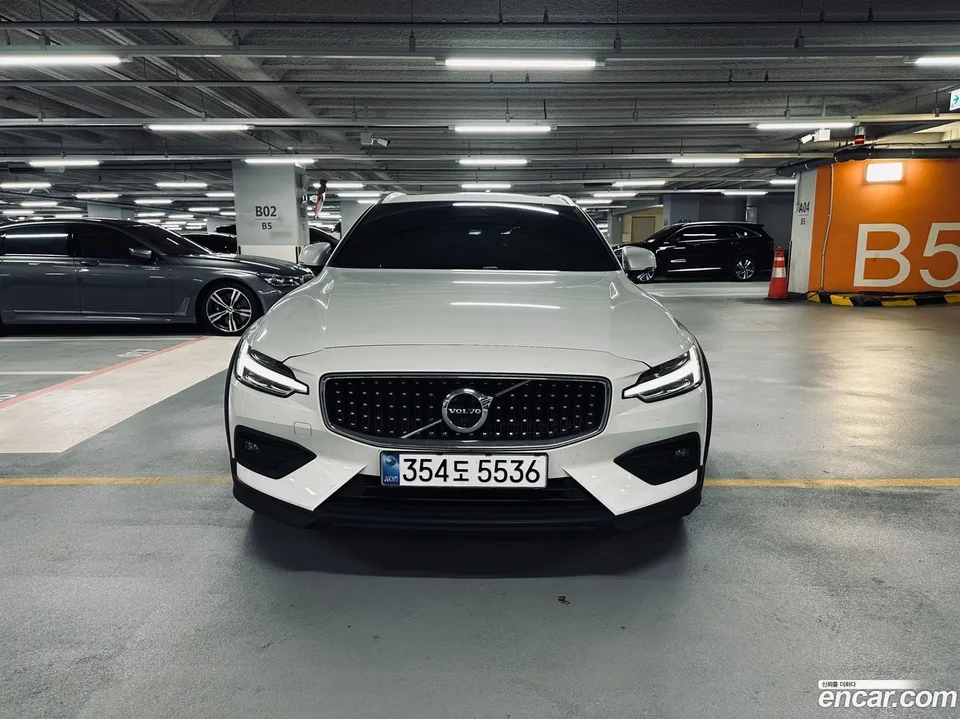 Volvo V60 Cross Country B5 AWD 2024 — thumbnail 4