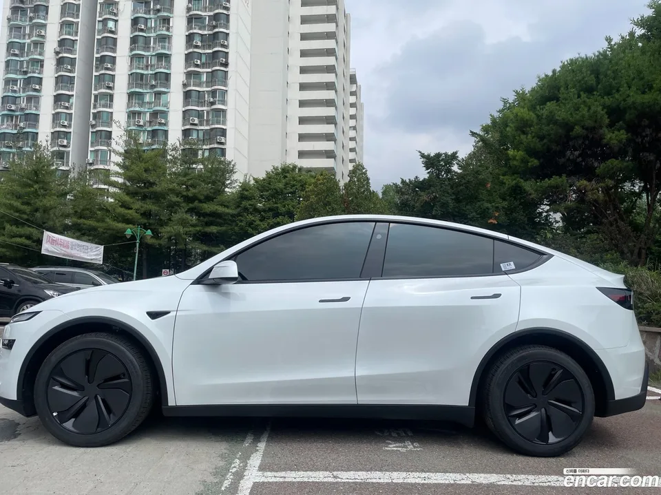 Tesla Model Y RWD 2026 — thumbnail 3