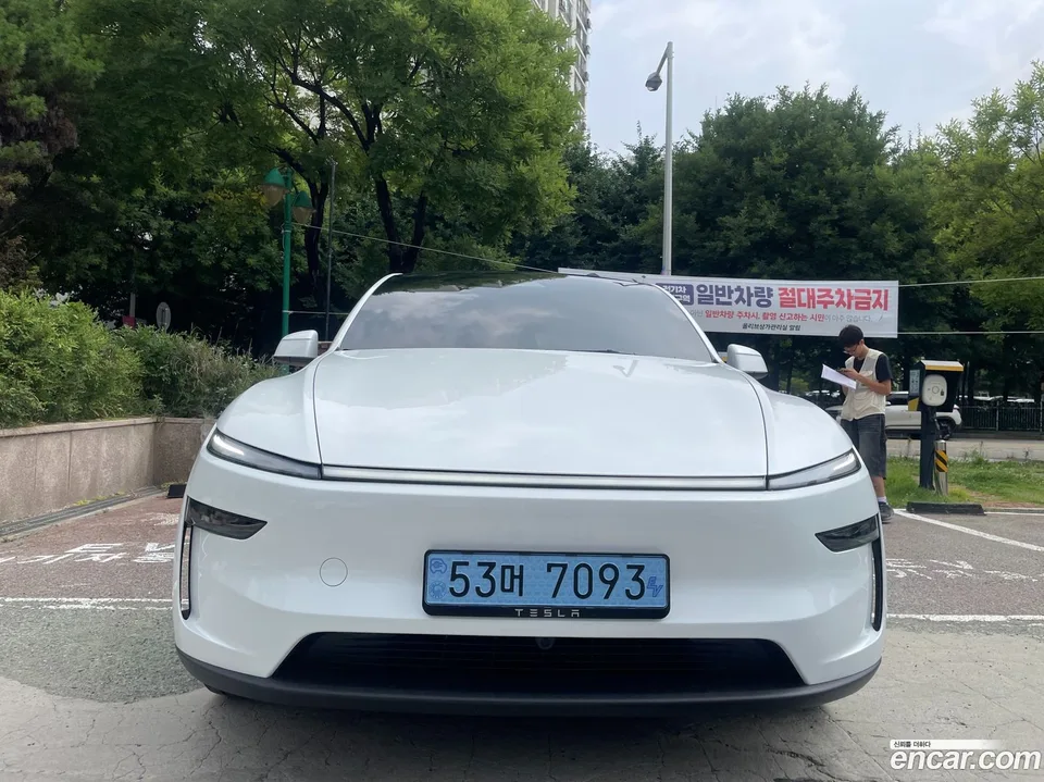 Tesla Model Y RWD 2026 — thumbnail 4
