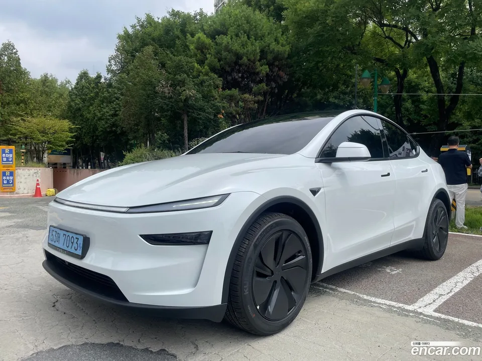 Tesla Model Y RWD 2026 — photo 1, buy with delivery to Moscow
