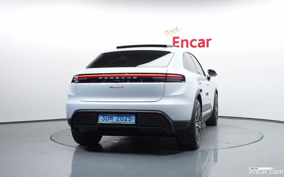 Porsche Macan Electric 4 2025 — thumbnail 4