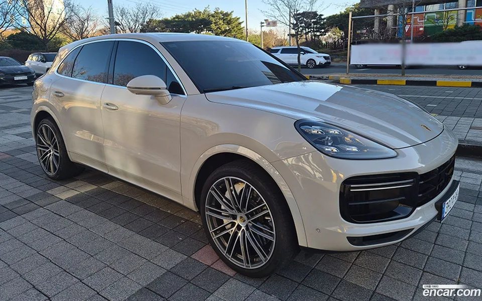 Porsche Cayenne 4.0 2023 — thumbnail 3