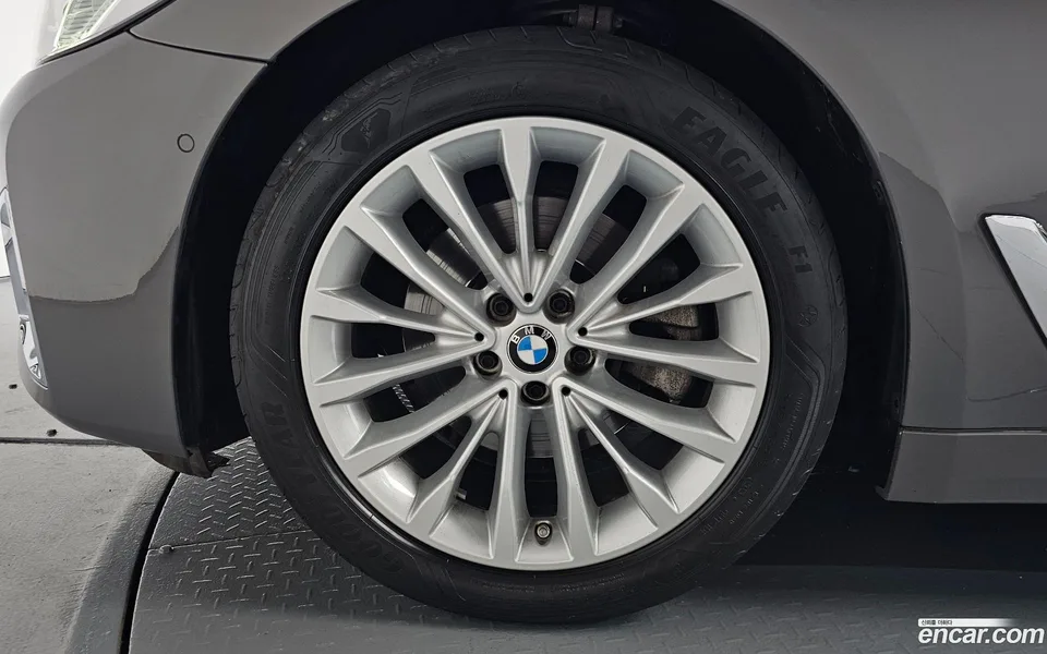 BMW 5 Series 520i 2022 — thumbnail 2