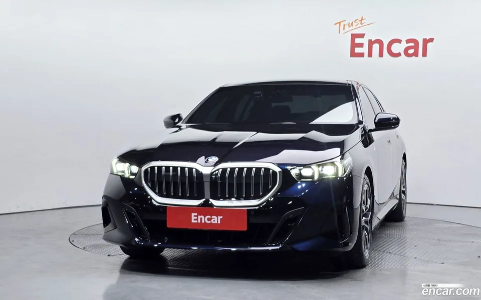 BMW 5 Series 520i M 2023 — thumbnail 3
