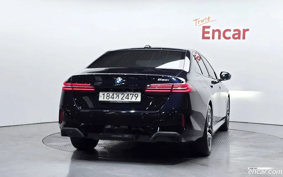 BMW 5 Series 520i M 2023 — thumbnail 4