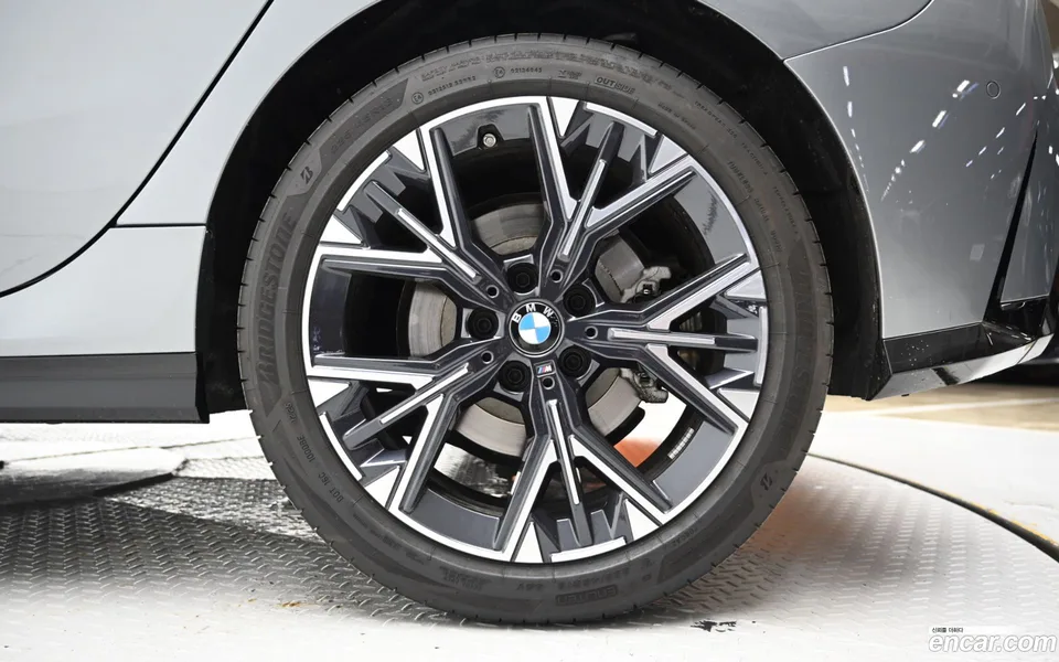 BMW 1 Series 120 M 2025 — thumbnail 2