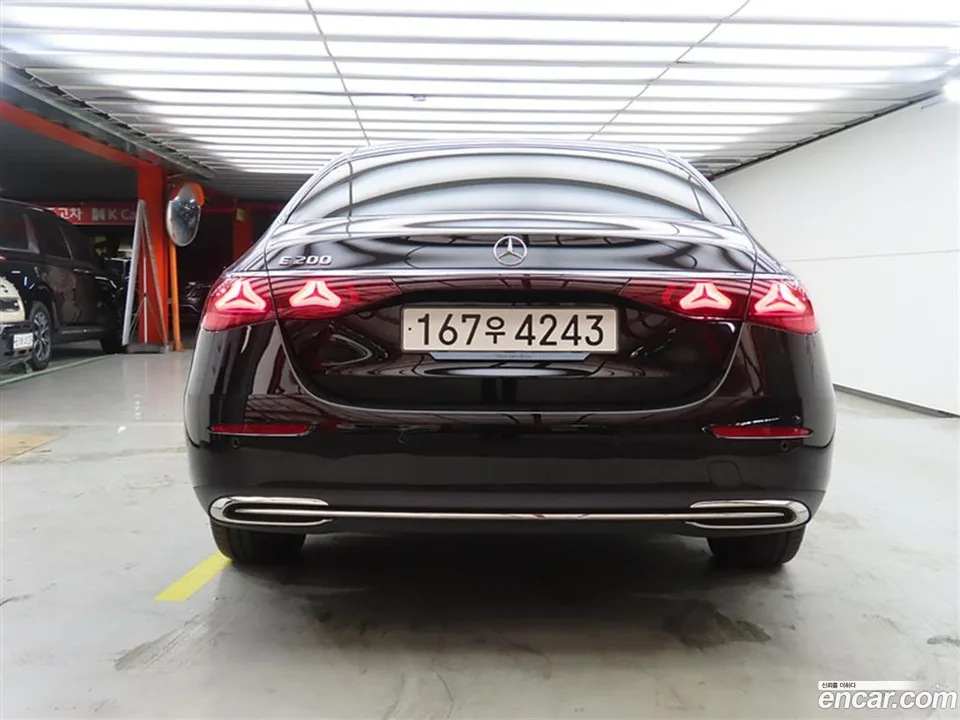 Mercedes-Benz E-Class E200 2025 — thumbnail 3
