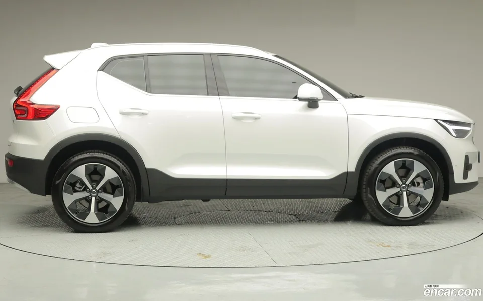 Volvo XC40 B4 2025 — thumbnail 3