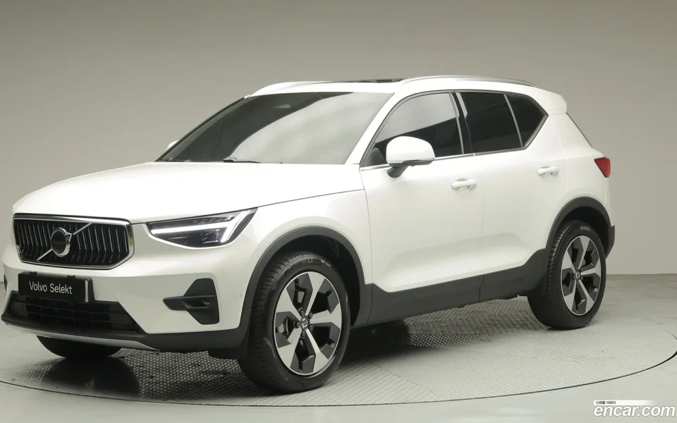 Volvo XC40 B4 2025 — photo 1, buy with delivery to Moscow
