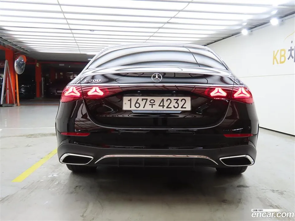 Mercedes-Benz E-Class E200 AMG Line 2025 — thumbnail 3