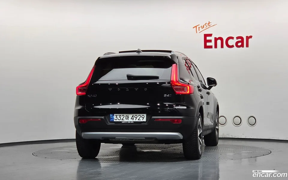 Volvo XC40 B4 2023 — thumbnail 4