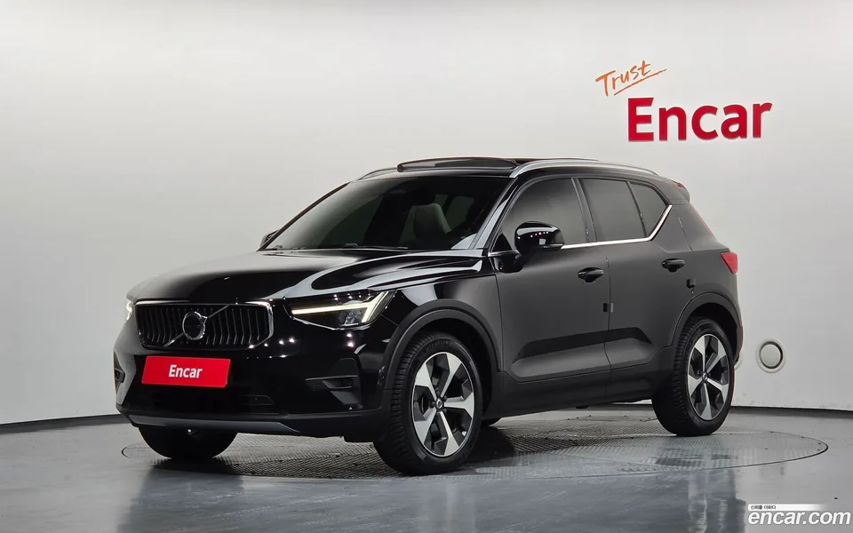 Volvo XC40 B4 2023 — photo 1, buy with delivery to Moscow