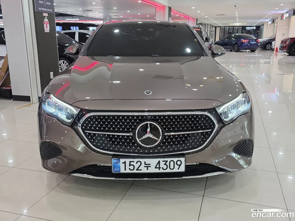 Mercedes-Benz E-Class E200 2025 — thumbnail 3