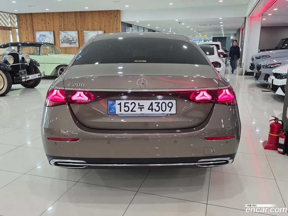 Mercedes-Benz E-Class E200 2025 — thumbnail 4