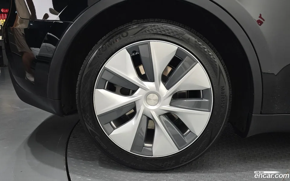 Tesla Model Y RWD 2023 — thumbnail 2