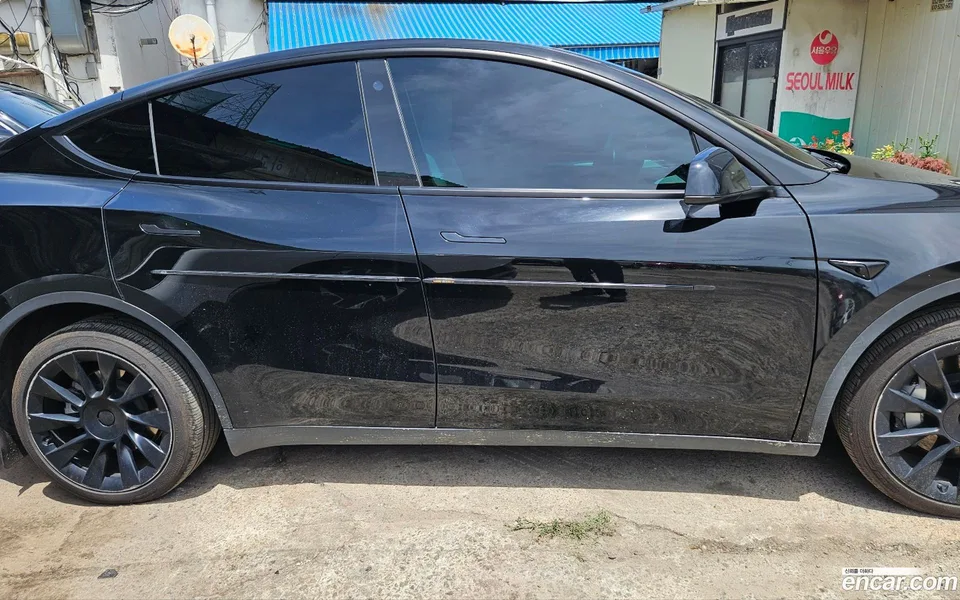 Tesla Model Y AWD 2023 — thumbnail 3