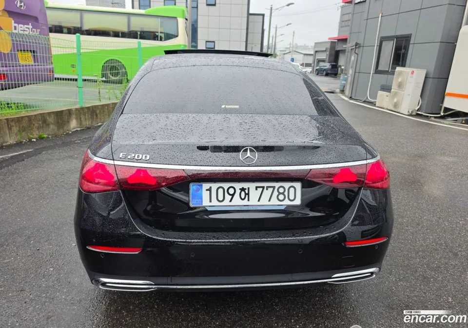 Mercedes-Benz E-Class E200 2025 — thumbnail 4