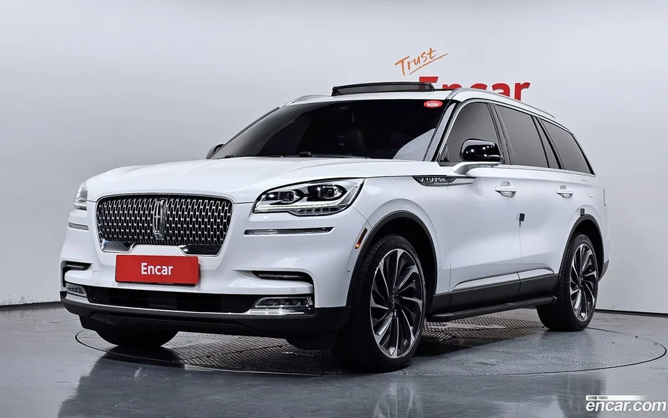 Lincoln Aviator 3.0 AWD 2023 — photo 1, buy with delivery to Moscow