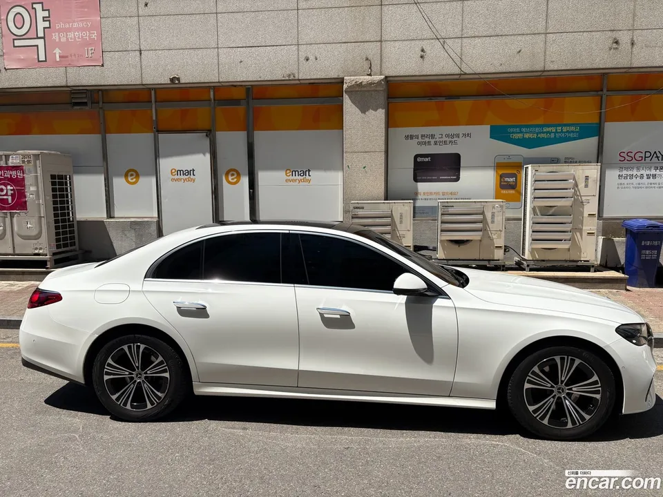 Mercedes-Benz E-Class E200 2024 — thumbnail 3