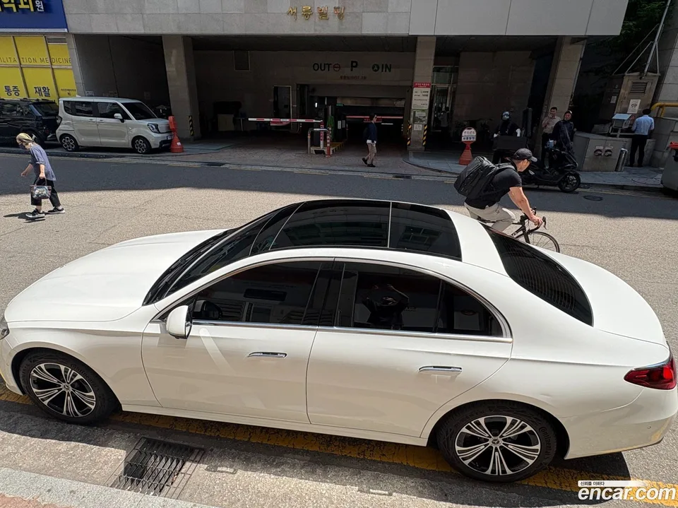 Mercedes-Benz E-Class E200 2024 — thumbnail 4