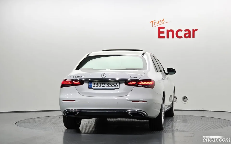 Mercedes-Benz E-Class E220d 4MATIC 2023 — thumbnail 4