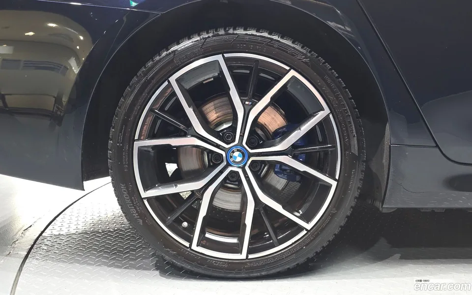 BMW 5 Series 530e M 2022 — thumbnail 2