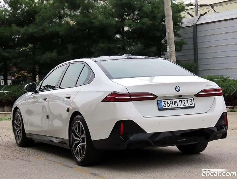 BMW 5 Series 520i M 2024 — thumbnail 3