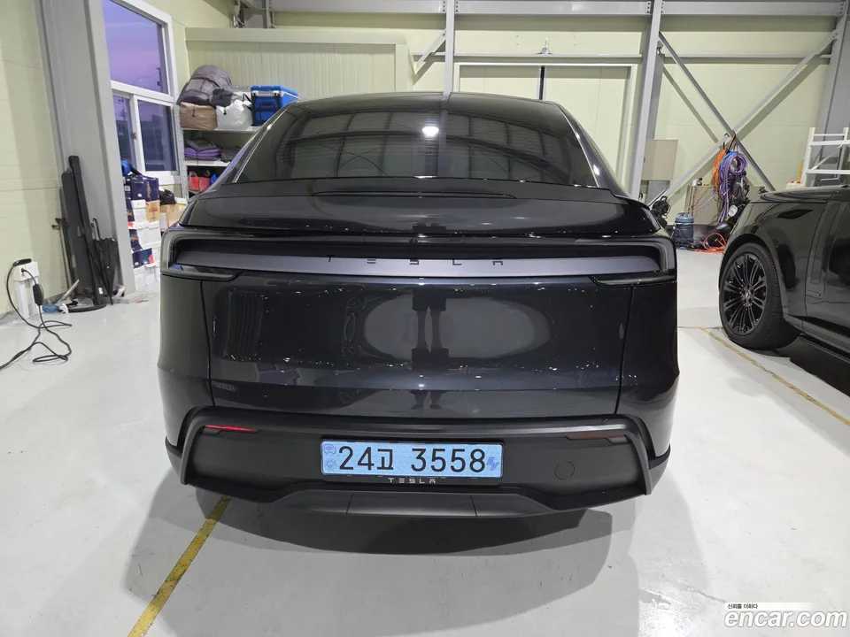 Tesla Model Y L AWD 2026 — thumbnail 4