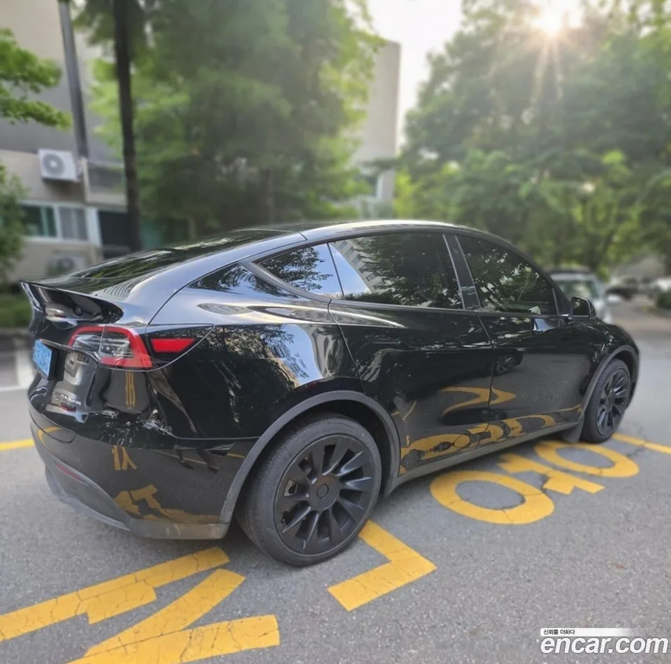 Tesla Model Y AWD 2023 — thumbnail 4