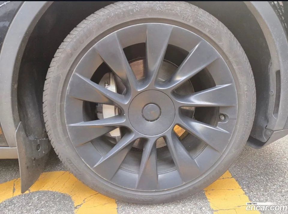 Tesla Model Y AWD 2023 — thumbnail 5