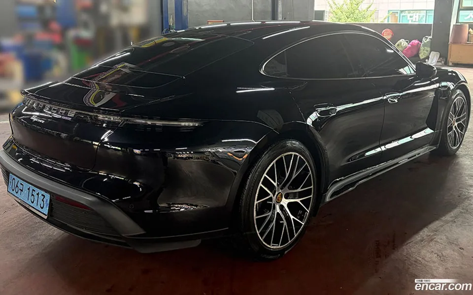 Porsche Taycan 2023 — thumbnail 4