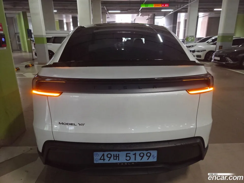 Tesla Model Y L AWD 2026 — thumbnail 4