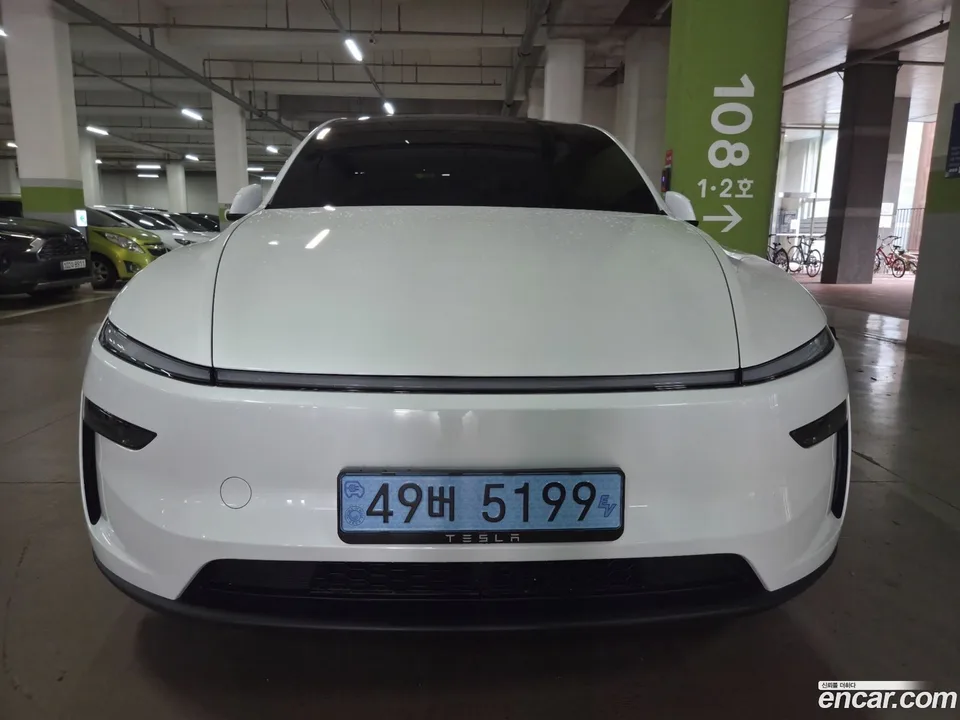 Tesla Model Y L AWD 2026 — photo 1, buy with delivery to Moscow