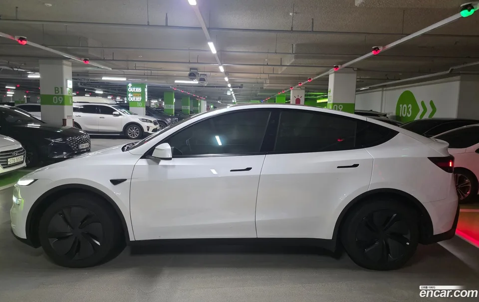 Tesla Model Y RWD 2025 — миниатюра 4