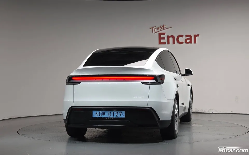 Tesla Model Y AWD 2025 — миниатюра 4