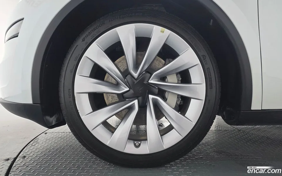 Tesla Model Y AWD 2025 — миниатюра 5