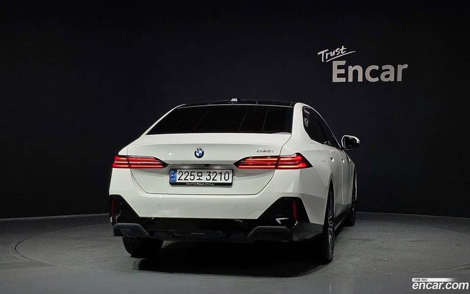 BMW 5 Series 520i M 2025 — thumbnail 4