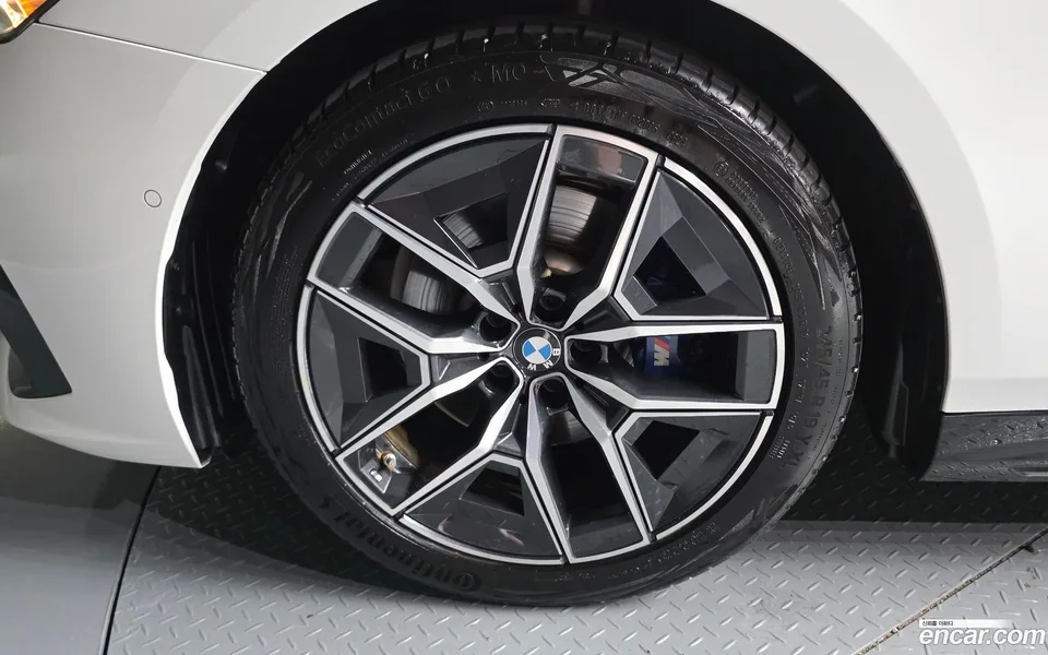 BMW 5 Series 520i M 2024 — thumbnail 2
