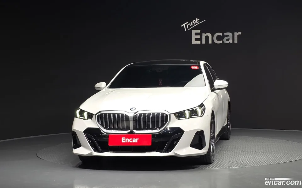 BMW 5 Series 520i M 2024 — thumbnail 3